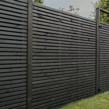 Grenen geschaafd latten scherm, recht horizontaal/verticaal, 180 x 180 x 5 cm, zwart gespoten.